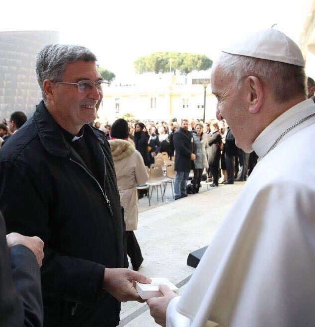 Padre Pedro saluta Sua Santità Papa Francesco. 